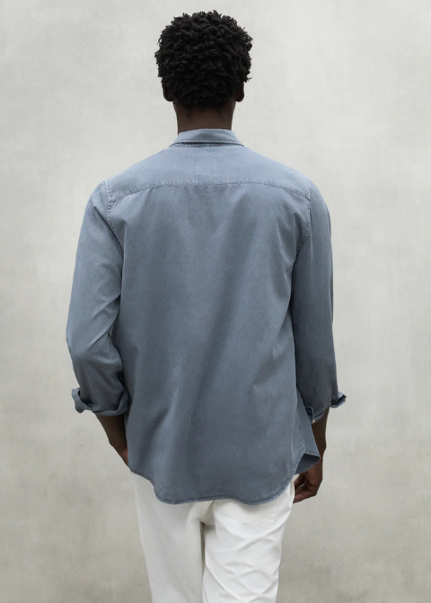 Camisa azul desgastado bolsillo