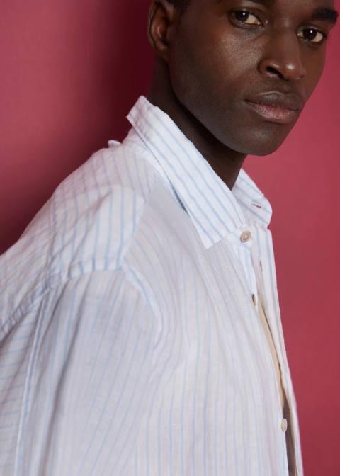 Camisa blanca raya azul