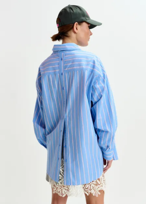 Camisa ESSENTIEL letra bordada