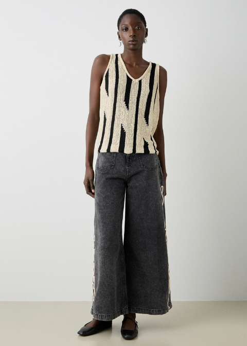 Top beige raya negra