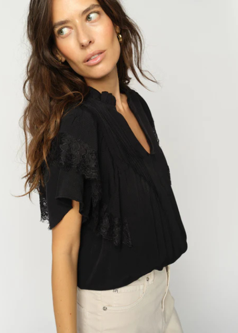 Blusa MOS MOSH negra volantes puntilla