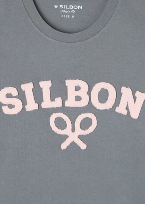 Camiseta gris letras logo
