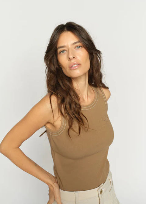 Camiseta MOS MOSH marrón canale ajustado