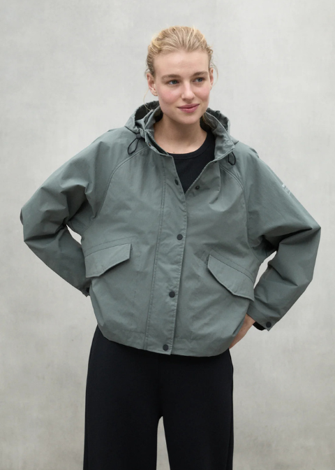 Chaqueta corta impermeable capucha