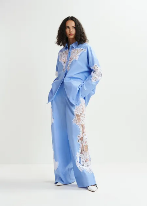 Pantalón azul raya blanca