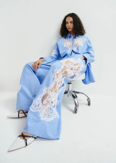 Pantalón azul raya blanca