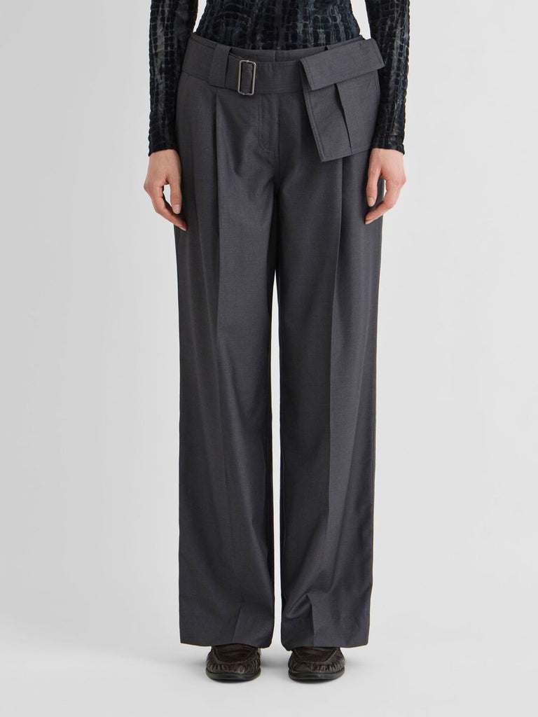 Pantalón ROUGE EDIT gris pinzas detalle cinturón