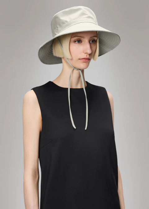 Sombrero beige impermeable cordón